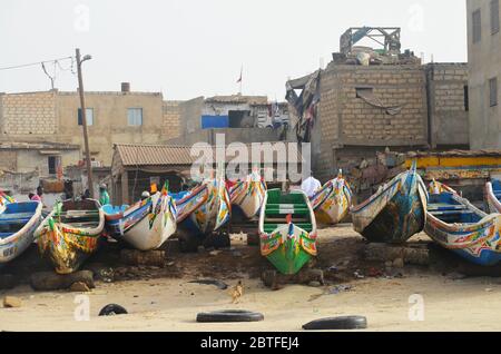 Pirogues (barche da pesca artigianali) nel loro sito di atterraggio a Yoff spiaggia, Dakar, Senegal Foto Stock