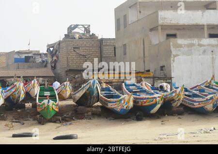 Pirogues (barche da pesca artigianali) nel loro sito di atterraggio a Yoff spiaggia, Dakar, Senegal Foto Stock