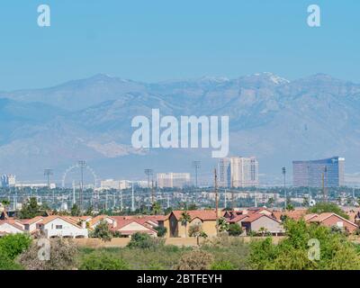 Vista soleggiata dello skyline della Strip di Las Vegas da Henderson in Nevada Foto Stock