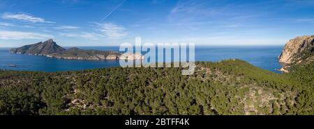 Cala en Basset pineta e isola di Dragonera, Andratx, Maiorca, Isole Baleari, Spagna. Foto Stock