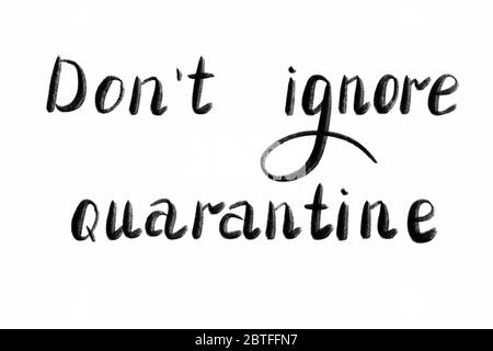 NON IGNORARE il testo scritto a mano IN QUARANTENA - caratteri isolati su bianco. Concetto di Coronovirus COVID 19 Foto Stock