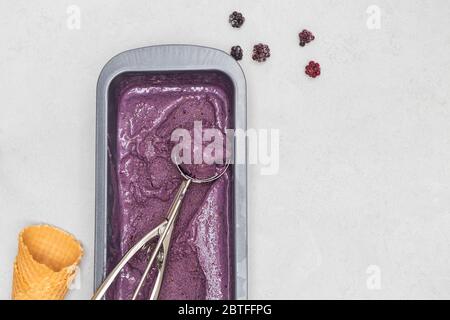 Gelato artigianale con banana e avocado su sfondo neutro con spazio per il testo, sopra la vista Foto Stock