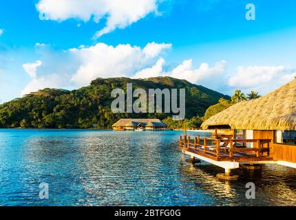 Vista di bungalow in laguna Huahine, Polinesia Francese Foto Stock