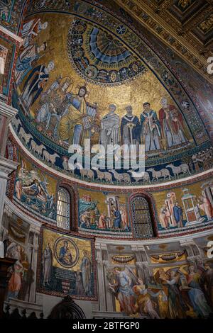 Abside, mosaico con l'incoronazione della Vergine, XII secolo, opera di Pietro Cavallini, la Basilica di Santa Maria in Trastevere, fondata nel III secolo da Papa Callisto i, Roma, Lazio, Italia. Foto Stock