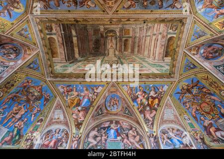 Sala di Costantino (1517-1525), volta, decorata da Tommaso Laureti, che si conclude alla fine del 1585, allegoria del Trionfo della religione cristiana, Musei Vaticani, Stato della Città del Vaticano, Roma, Lazio, Italia. Foto Stock