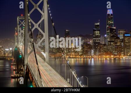 Ponte della Baia di San Francisco e lungomare di notte Foto Stock