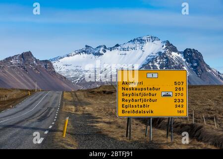 Un tratto remoto della Ring Road, Route 1, con nomi di località difficili da pronunciare per gli outsider, lungo la costa meridionale dell'Islanda Foto Stock