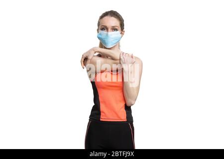 Ragazza fa lo sport che striscia con una maschera medica sul viso Foto Stock