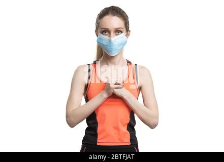 Ragazza fa lo sport che striscia con una maschera medica sul viso Foto Stock