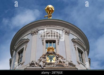 Potsdam, Germania. 18 maggio 2020. La figura dell'Atlante si trova sul tetto del Municipio Vecchio sulla Piazza del mercato Vecchio. L'atlante di bronzo da 650 kg era stato restaurato e dorato di recente dal restauratore di Berlino Ignaszenwski ed è stato di nuovo al suo posto dal dicembre 2008. Credit: Soeren Stache/dpa-Zentralbild/ZB/dpa/Alamy Live News Foto Stock