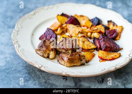 Bistecca di agnello con fette di barbabietola e patate al forno arrosto / Lokum turco Kuzu o delizia servita con piatto. Piatto di carne biologico. Foto Stock