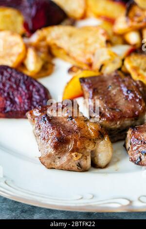 Bistecca di agnello con fette di barbabietola e patate al forno arrosto / Lokum turco Kuzu o delizia servita con piatto. Piatto di carne biologico. Foto Stock