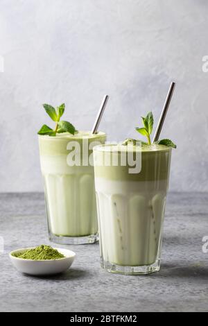 Due bicchieri di menta di Dalgona Matcha latte. Primo piano. Formato verticale. Foto Stock