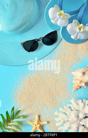 Concetto di vacanza estiva appartamento. Accessori spiaggia vista dall'alto. Concetto di viaggio estivo Foto Stock