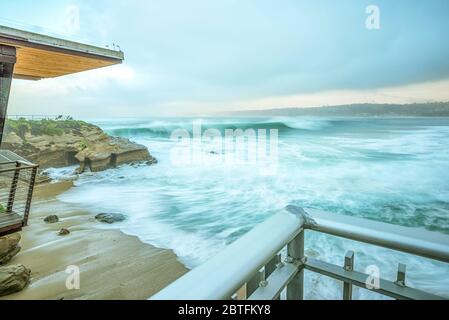 Surf invernale visto da sopra la spiaggia di la Jolla Cove. La Jolla, California, Stati Uniti. Foto Stock