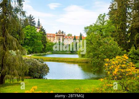 Castello con riflessione in stagno in primavera a Pruhonice, Repubblica Ceca Foto Stock