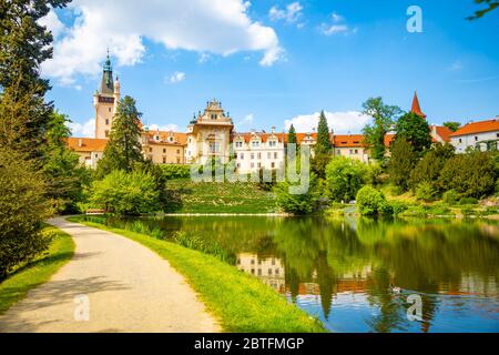 Castello con riflessione in stagno in primavera a Pruhonice, Repubblica Ceca Foto Stock