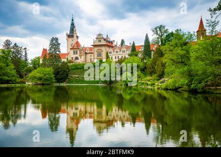 Castello con riflessione in stagno in primavera a Pruhonice, Repubblica Ceca Foto Stock