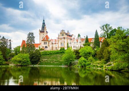 Castello con riflessione in stagno in primavera a Pruhonice, Repubblica Ceca Foto Stock