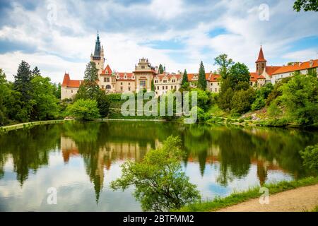 Castello con riflessione in stagno in primavera a Pruhonice, Repubblica Ceca Foto Stock