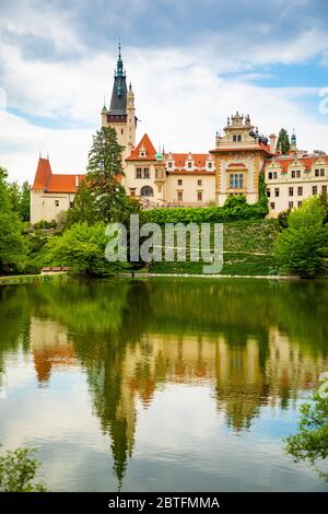 Castello con riflessione in stagno in primavera a Pruhonice, Repubblica Ceca Foto Stock