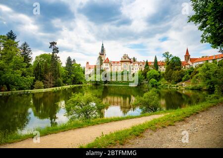 Castello con riflessione in stagno in primavera a Pruhonice, Repubblica Ceca Foto Stock