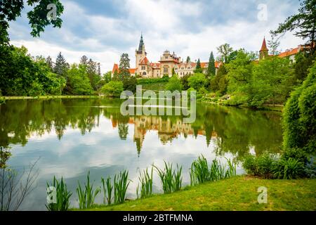 Castello con riflessione in stagno in primavera a Pruhonice, Repubblica Ceca Foto Stock