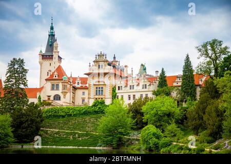 Castello con riflessione in stagno in primavera a Pruhonice, Repubblica Ceca Foto Stock