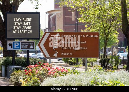 Stay Alert MATRIX Sign il 2020 maggio Bank Holiday Lunedi a Southend on Sea, Essex, UK, durante il COVID-19 Coronavirus pandemic easing of lockdown Foto Stock