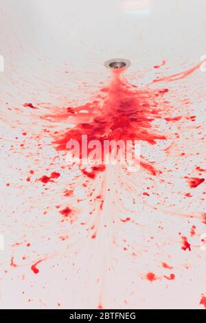 Sangue rosso fresco splat su porcellana bianca con macchie dall'impatto. Copia spazio per idee e concetti horror a tema Foto Stock