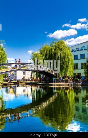 Ponte sul canale del Regent sul Camden Lock, Londra, Regno Unito Foto Stock