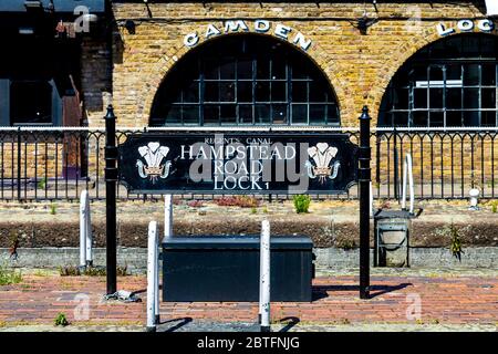 Cartello per il Regent's Canal Hampstead Road Lock a Camden, l'unica serratura gemella a Londra, Regno Unito Foto Stock