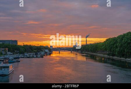 Gennevilliers, Francia - 05 06 2020: Vista della Senna all'alba dal ponte Clichy Foto Stock