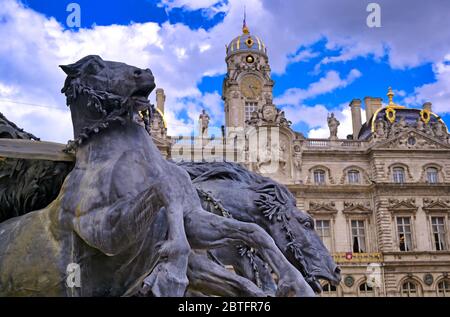 La Fontaine Bartholdi situato fuori dell'Hotel de Ville, il municipio di Lione, Francia, in Place des Terreaux. Foto Stock