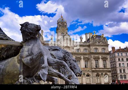 La Fontaine Bartholdi situato fuori dell'Hotel de Ville, il municipio di Lione, Francia, in Place des Terreaux. Foto Stock