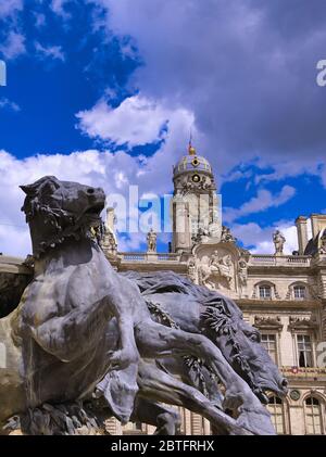 La Fontaine Bartholdi situato fuori dell'Hotel de Ville, il municipio di Lione, Francia, in Place des Terreaux. Foto Stock