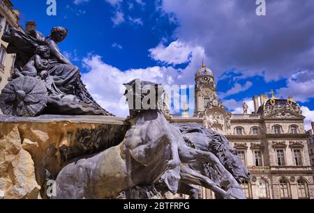 La Fontaine Bartholdi situato fuori dell'Hotel de Ville, il municipio di Lione, Francia, in Place des Terreaux. Foto Stock