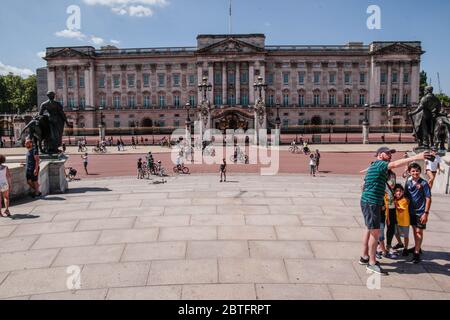 Londra UK 25 Maggio 2020 Turismo e biker che prendono selfie in un fronte desertato di Buckingham Palace t che fa il massimo di una bella vacanza calda Lunedi.Paul Quezada-Neiman.Alamy Live News Foto Stock