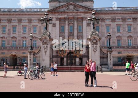 Londra UK 25 Maggio 2020 Turismo e biker che prendono selfie in un fronte desertato di Buckingham Palace t che fa il massimo di una bella vacanza calda Lunedi.Paul Quezada-Neiman.Alamy Live News Foto Stock