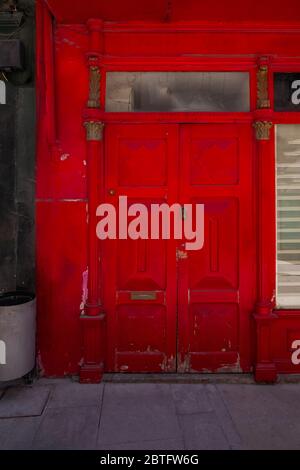 Porta di legno rosso in una casa tradizionale a Porto, Portogallo Foto Stock