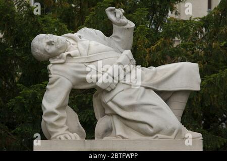 Memoriale ai caduti durante la prima guerra mondiale nel distretto di Střešovice a Praga, Repubblica Ceca. Il memoriale progettato dallo scultore ceco Josef Franěk (1929) è dedicato alla gente locale del distretto di Střešovice caduto durante la prima guerra mondiale. Foto Stock