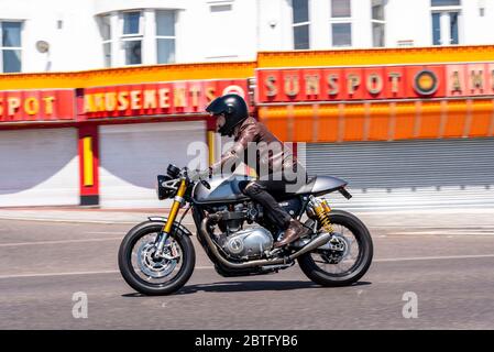 Triumph Thruxton 1200R moto passando chiuso gioco d'intrattenimento il 2020 maggio Bank Holiday Lunedi a Southend on Sea, Essex, UK, durante il COVID-19 Foto Stock