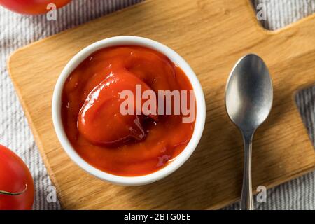Dolce biologico Red Tomato Ketchup in un recipiente Foto Stock