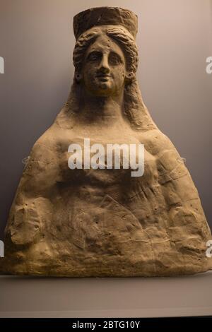 Busto di donna, da Ibiza, necropoli di Puig des Molins, argilla, 400-300 a.C., Ibiza, Museo arqueologico de Ibiza y formentera, il Colosseo , Roma, Lazio, Italia ,. Foto Stock