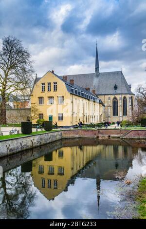 Giardini terrazzati e l'Abbazia de la Cambre del XVIII secolo (fondata nel 1196), Ixelles, Bruxelles, Belgio. Foto Stock