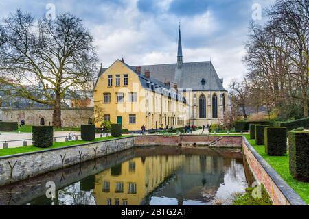 Giardini terrazzati e l'Abbazia de la Cambre del XVIII secolo (fondata nel 1196), Ixelles, Bruxelles, Belgio. Foto Stock