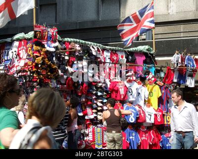 Stall souvenir, Oxford Street, Londra, Inghilterra Foto Stock