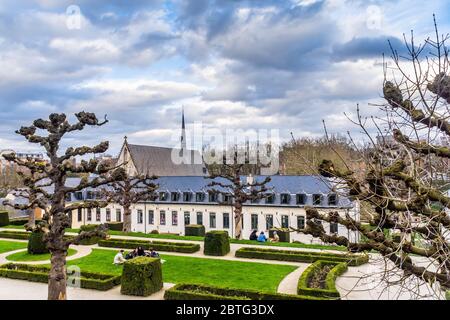 Giardini terrazzati e l'Abbazia de la Cambre del XVIII secolo (fondata nel 1196), Ixelles, Bruxelles, Belgio. Foto Stock