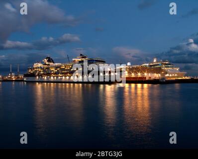 Navi da crociera al tramonto, Le Havre, Normandia, Francia Foto Stock