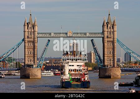 Tower Bridge Open, nave Pharos, Londra, Inghilterra Foto Stock